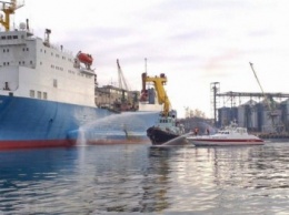 В Севастопольском морском порту тушили корабль «Новороссийск» (ФОТО)