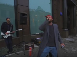 Украинская звезда спела на улице Москвы: опубликовано видео