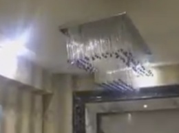 Появилось видео, как в Китае от землетрясения качались люстры