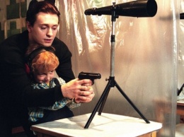 Появились интригующие фото Сергея Безрукова с сыном Саши Белого из «Бригады»