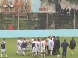 Аргентинского футболиста жестоко наказали за удар в затылок женщине-судье