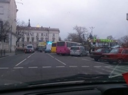 Боги парковки блокируют движение около одесского жд вокзала (ФОТО)