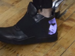 В США представили электронные кроссовки со светодиодным экраном