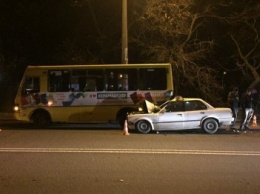 Полиция: Водитель БМВ, который врезался в маршрутку в Одессе не справился с обгоном (ФОТО)