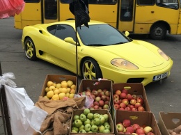 Такое увидишь только в Украине: Ferrari 360 Modena возле палатки с фруктами