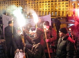 Годовщину «избиения онижедетей» на Майдане отметили унылым факельным шествием