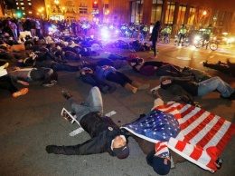 В ответ Трампу протестующие сожгли флаги США в Нью-Йорке