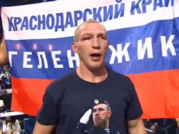 В России боксер после боя надел футболку с изображением "Моторолы" (ФОТО)