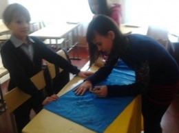 Северодонецкие школьники готовят для воинов АТО флаг-оберег