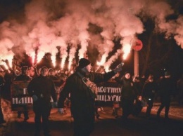 Марш "азовцев" в Северодонецке: Факелы, дымовые шашки и обещание революции (фото)