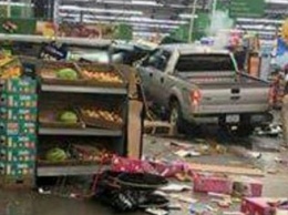 В США пикап протаранил витрину супермаркета, есть погибшие
