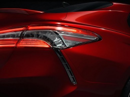 Новая Toyota Camry 2018: жабры в заднем бампере и фонари Лексуса