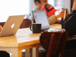 Ученые назвали работу в кафе более эффективной, чем в офисе