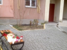 Одесситы приносят цветы и игрушки к подъезду дома, где погибла многодетная семья