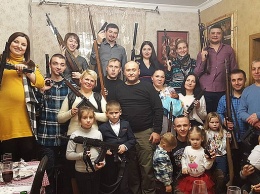 К Европе готовы: На крещение внука Ярош раздал оружие всему семейству