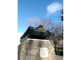 В Мелитополе вандалы поглумились над танком на братской могиле
