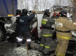 На севере России автобус с детьми столкнулся с фурой, 10 погибших