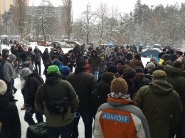 Автомайдановцы жгли файеры под резиденцией Авакова и заявили о новых акциях АвакOFF!