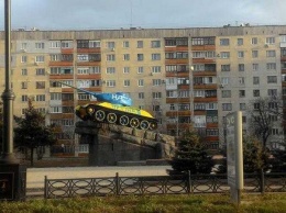 СМИ: Танк в Лисичанске снова перекрасили в цвета украинского флага