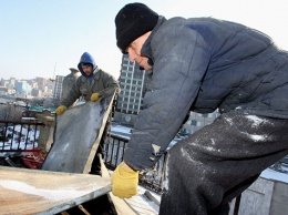 Аксенов пригрозил прокуратурой подрядчикам ремонта кровель, если в квартирах будут течь потолки