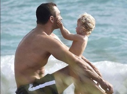 Умилительные фото: Владимир Кличко и Хайден Панеттьери играют на пляже с малышкой-дочерью