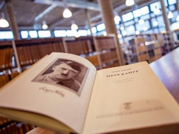 Филолог подал в суд на библиотеку за отказ выдать ему "Майн Кампф" Гитлера