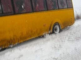На автодороге Бурынь-Сумы в снежный занос попал автобус с 35 пассажирами (ФОТО)