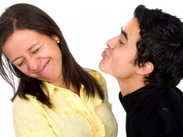 Ученые: Неприятный запах изо рта приводит к концу романтических отношений