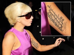 Леди Гага замазала свои татуировки, чтобы встретиться с королевской семьей