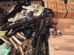 СБУ: в Ирпене задержаны торговцы боевыми пистолетами, автоматами и патронами