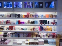 Женщины дарят подружкам парфюмы, запах которых не нравится им самим