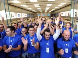 На Apple подали в суд сотрудники ее магазинов за досмотр личных вещей