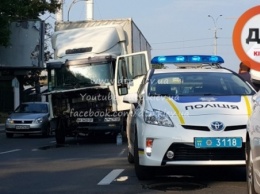 На проспекте Комарова грузовик протаранил автобус
