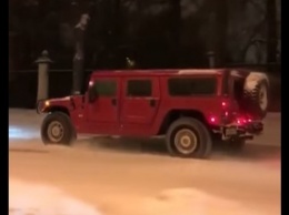 ГИБДД проверит видео с ездой на Hummer по газонам МГУ