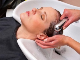 Ученые: Мытье головы в парикмахерской может стать причиной инсульта