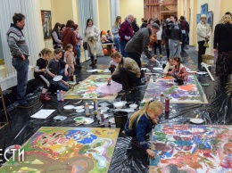 Именитые николаевские художники и дети вместе нарисовали серию картин для благотворительной выставки