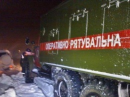 В Харькове из снежного замета вытащили скорую