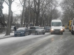 "Не время": На обледенелые улицы Симферополя выпустили менее половины имеющейся в городе спецтехники
