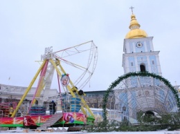 В Киеве начали устанавливать новогоднее чертово колесо