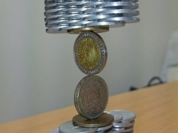 Японец делает невероятные инсталляции из монет, которые, кажется, не подчиняются законам физики