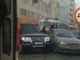 Авария заблокировала движение трамваев на Подоле