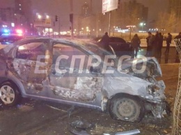 В Киеве такси сгорело в результате ДТП