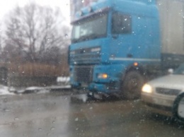 В Симферополе образовалась большая пробка из-за столкновения фуры и учебной машины (ФОТО)