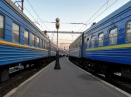 Поезд из Днепра ехал в Киев с открытыми окнами (ФОТО)