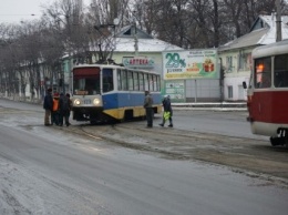 В Каменском снова трамвай сошел с рельсов на перекрестке