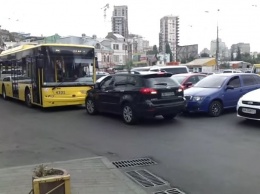 "Мажор" на шикарном авто перекрыл движение троллейбусу