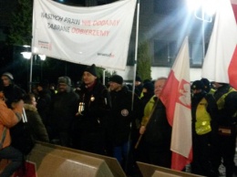 В Варшаве блокировали парламент