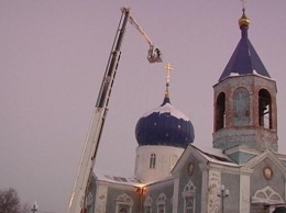 В Лутугинском районе сильный ветер снес крест с купола храма