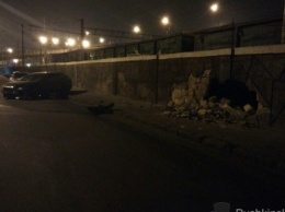 В Одессе водитель Audi протаранил каменный забор у морвокзала (ФОТО)