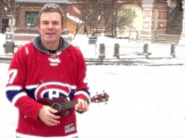Известный канадский музыкант спел песню на Красной площади в честь российского хоккеиста